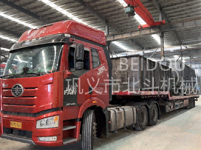 無煙環(huán)保褐煤炭化設備裝車發(fā)往山西