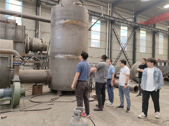 客戶(hù)親臨廠(chǎng)家考察鋰電池裂解爐