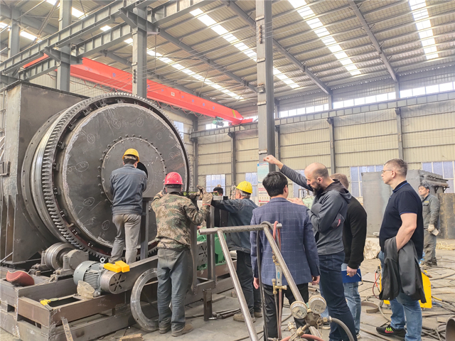 多功能連續(xù)式炭化設(shè)備受到俄羅斯客戶(hù)好評(píng)