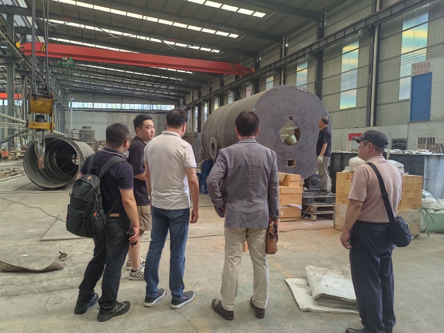 韓國客戶深度探索我廠新型連續式炭化設備