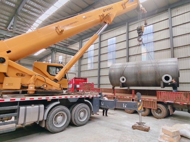 85噸大吊上陣!炭化設備配件裝車發貨